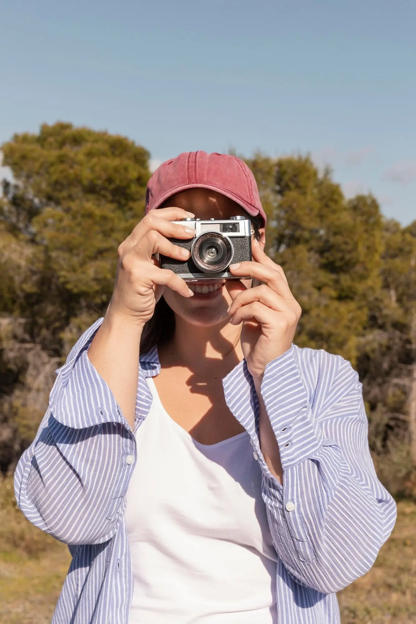 Eine schöne Frau genießt die Natur.